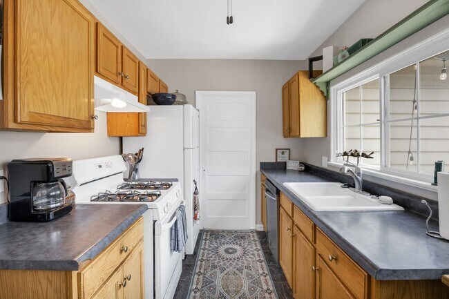 Building Photo - Charming 3 Bedroom Home Centrally Located