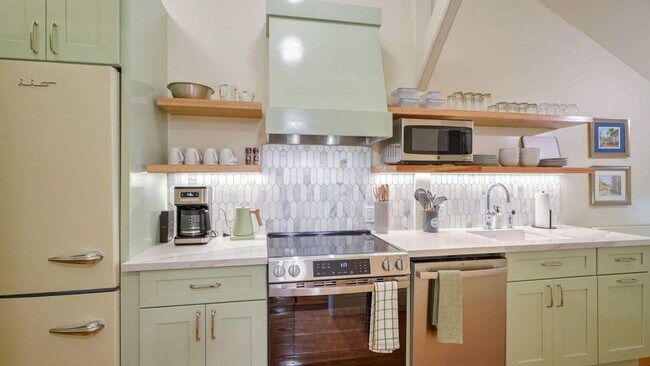 Building Photo - 604 Baronne St