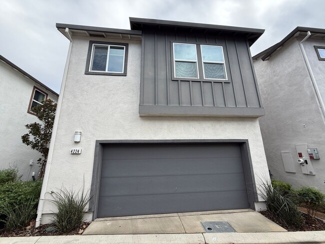 Building Photo - Pristine Condo in Monterey Village Gated Community