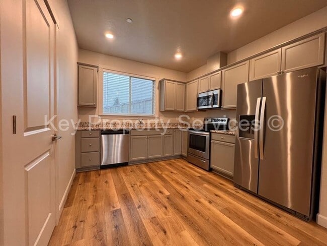 Building Photo - Woodland Townhome Just Minutes from i5