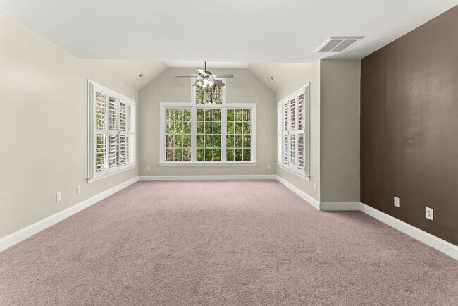 Building Photo - Large home with 5 bedrooms in Brickshire