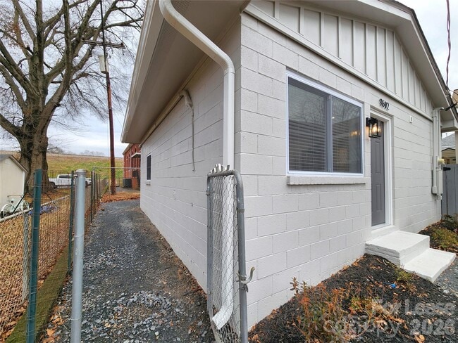 Building Photo - 96 1/2 Elm St