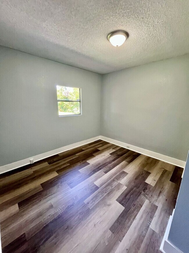 Building Photo - HUGE Dade City 3BR/1BA/1 Car Garage Home w/Tons of Living Area! NO APPLICATION FEE!