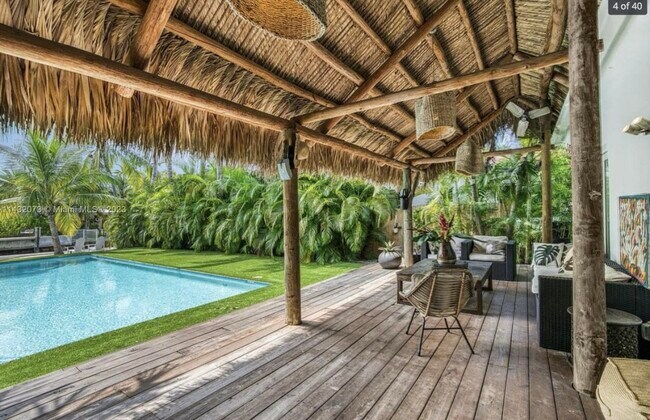 Large outdoor living room - 7960 Hawthorne Ave