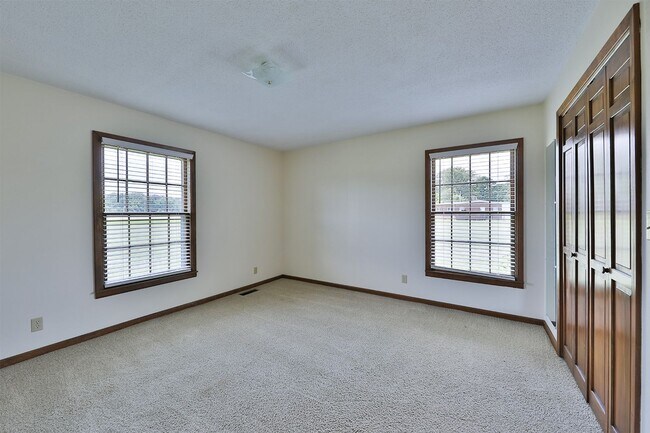 Building Photo - 4 BD, 2 BA Charming Brick Home in Dresden!