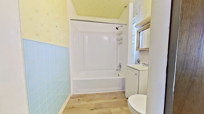 Building Photo - Spacious 3 Bedroom 2nd/3rd Floor Apartment in York City