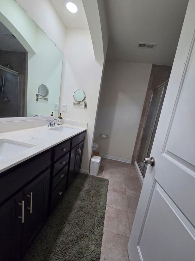 Building Photo - Well Maintained Large townhome in Steele Creek
