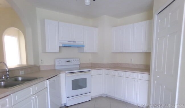 Building Photo - 3014 SW Segovia St