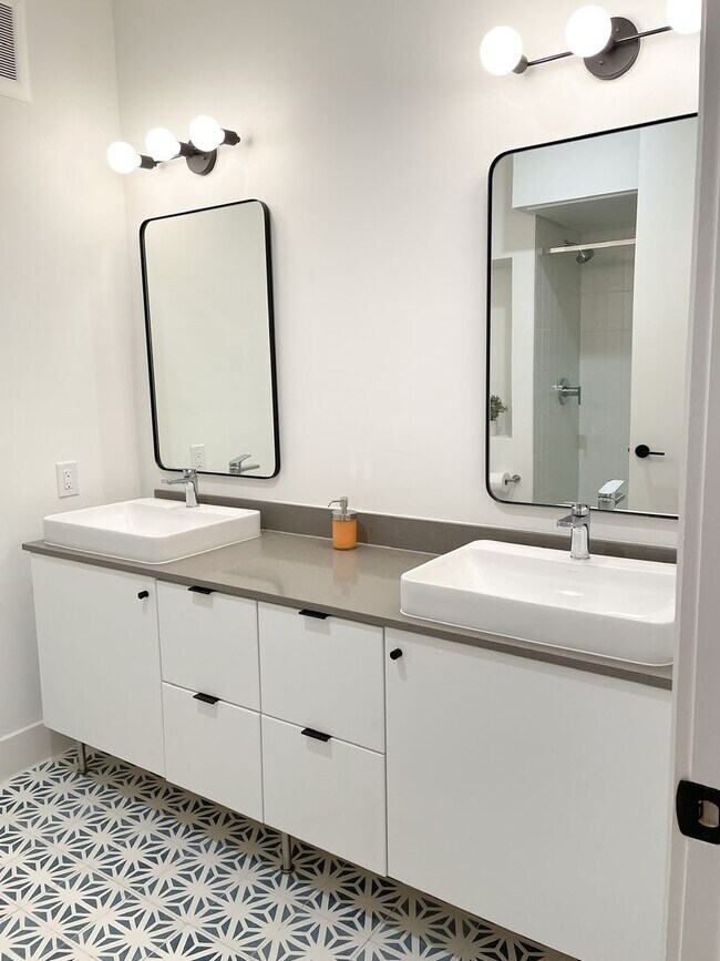 Building Photo - 2709 E 5th St.