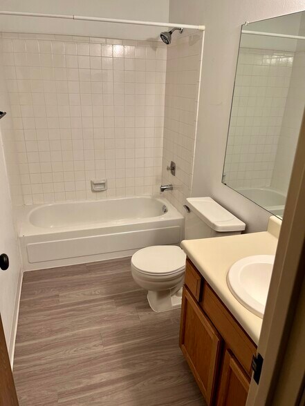 Building Photo - 410 Zang St