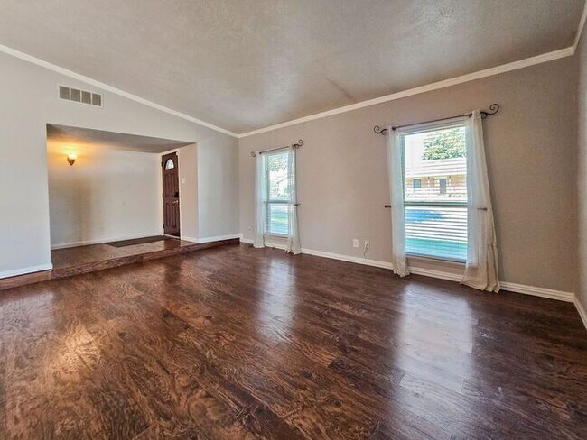 Building Photo - 4BR SFR • Fireplace • 2-Car Garage • Dallas 75249