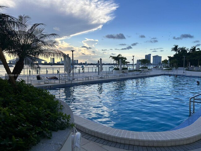 Building Photo - 1000 West Ave