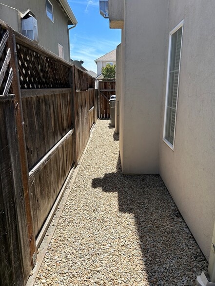 side yard - 980 La Costa Ct