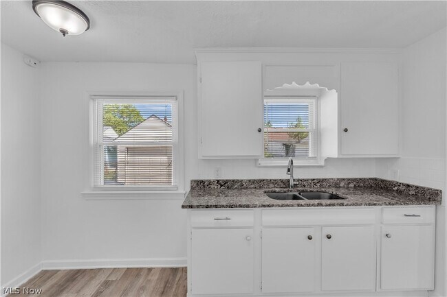 Building Photo - 15803 Delrey Ave