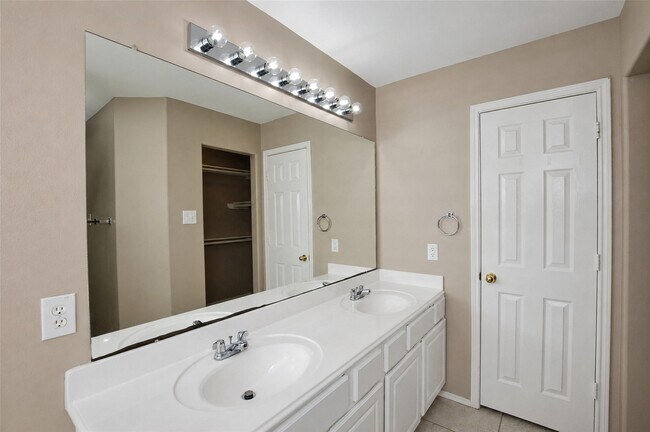 Building Photo - 4711 Buescher Ct
