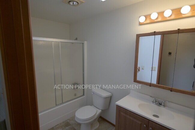 Building Photo - 3 bed 2 bath, 2 car garage in Sequim