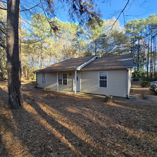 Building Photo - Private 3-Bdr 2 Full Bath Ranch with large fenced backyard and workshop.