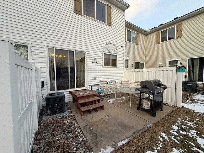 Building Photo - 2 Bed Apple Valley Townhome available 4/1/26!