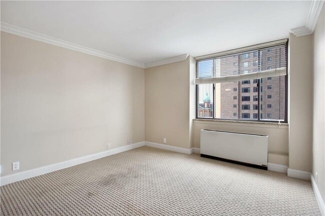 Building Photo - 700 E 8th St