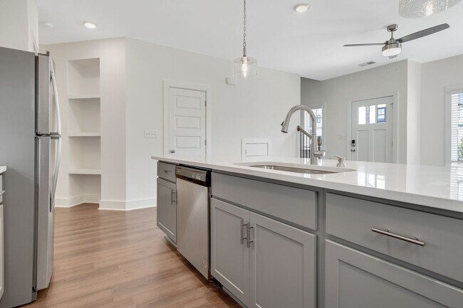 Building Photo - 2 Bedroom Home with Bonus Office/Flex Space!