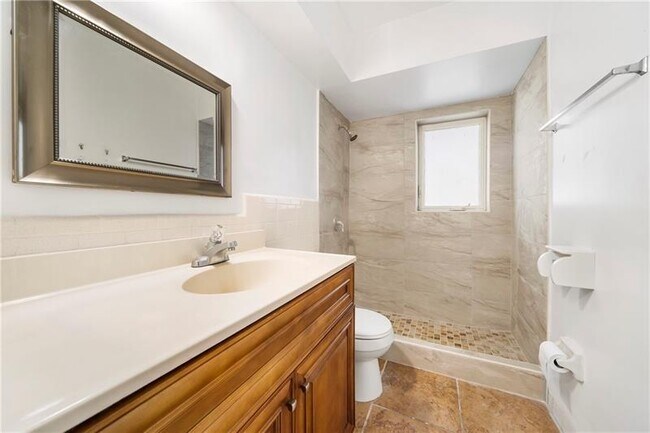 Building Photo - 1611 Poinsettia Dr