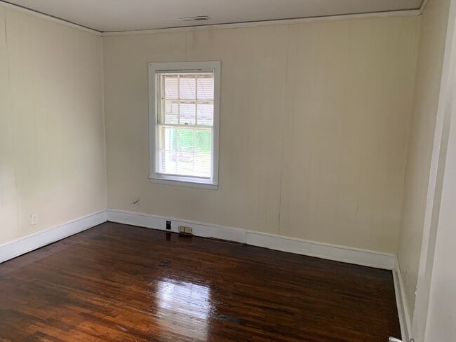 Building Photo - Charming and Modernized Three Bedroom Home...