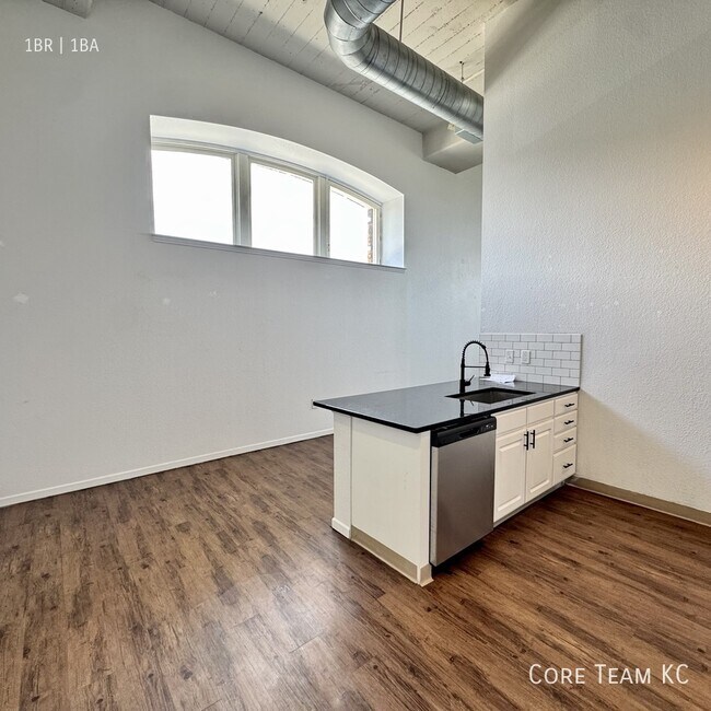 Building Photo - 320 W 7th St
