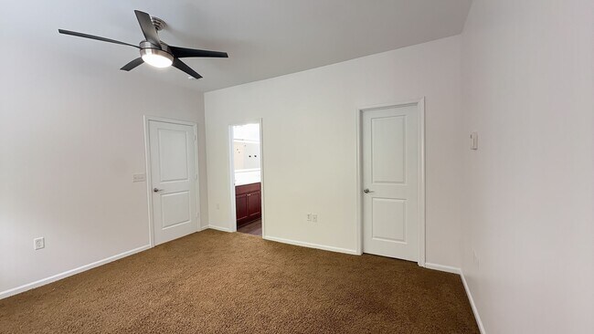 Building Photo - 662 Lacy Oak Dr