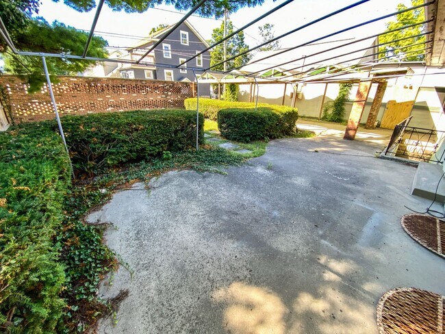 Building Photo - Remodeled Westgate Home with Attached Prof...