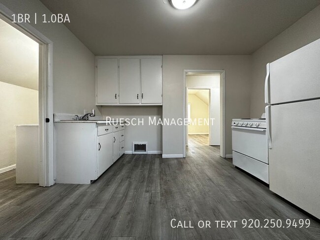 Building Photo - Recently Remodeled 1 Bedroom Upper Duplex ...