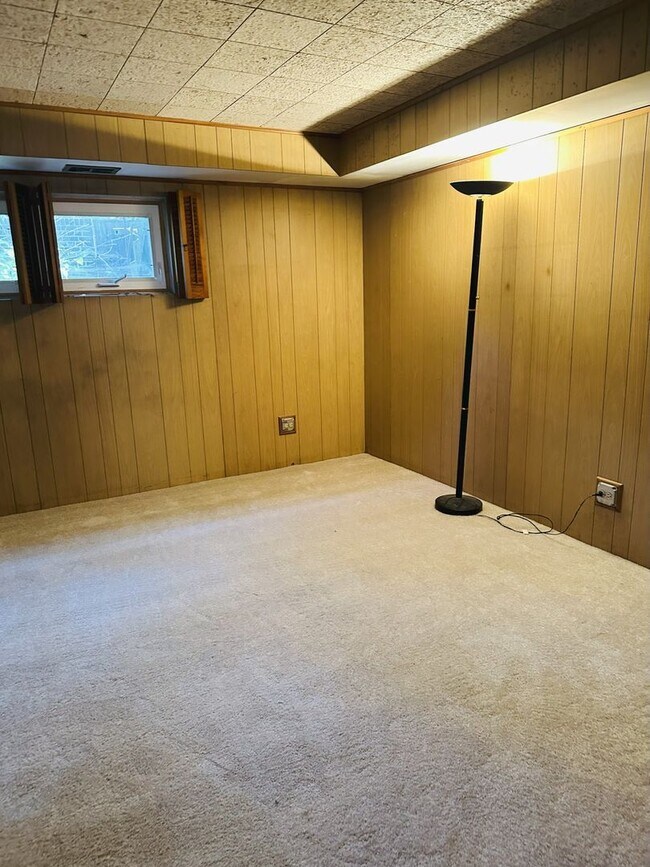 Building Photo - Hyde Park Town-House for Rent