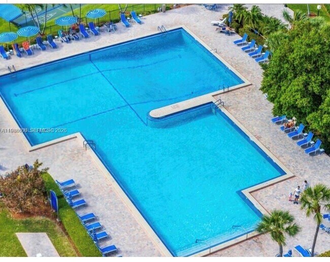 Building Photo - 2500 Parkview Dr