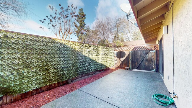 Building Photo - Spacious and Bright 1 Bedroom 1 Bath end unit at Redwood Village!