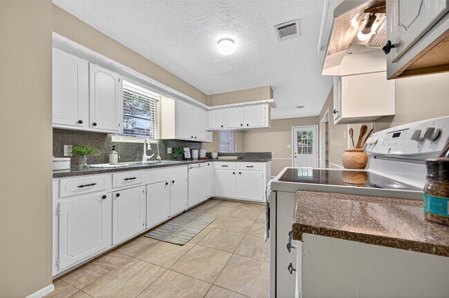 Building Photo - 23919 Farm Hill Dr