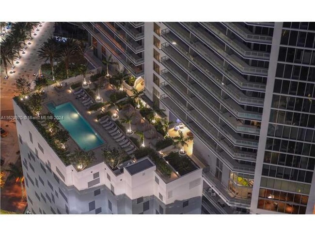 Building Photo - 1300 Brickell Bay Dr