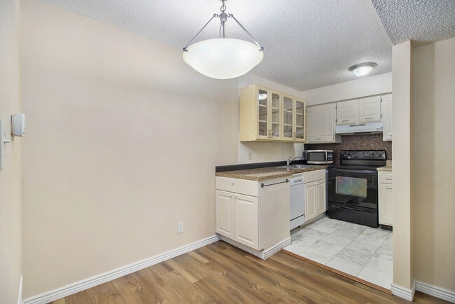 Building Photo - 5300 E Cherry Creek S Dr