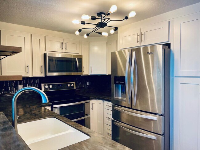 Building Photo - Partly Furnished 3-bedroom, 3-bath condo a...
