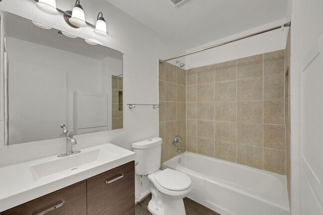 Building Photo - CUTE REMODELED TWO BEDROOM UNIT IN CENTRAL LOCATION
