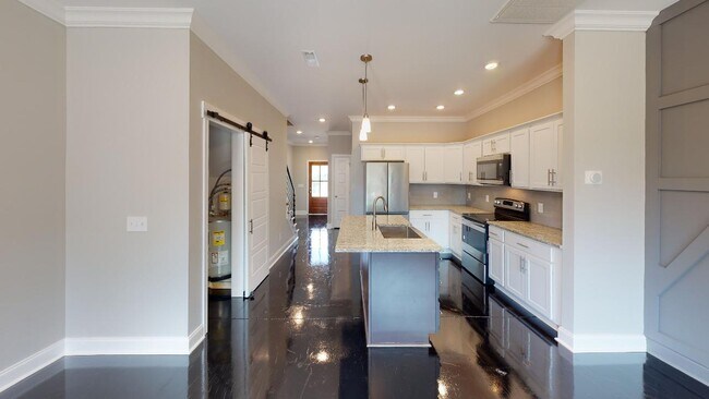 Building Photo - 155 W Rossview Rd