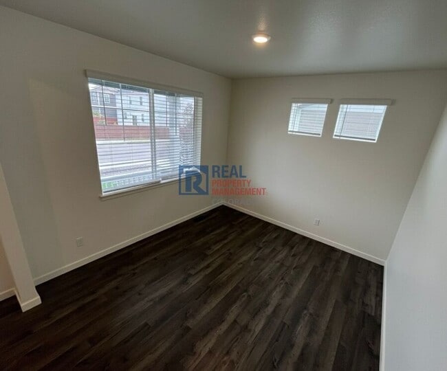 Building Photo - 2494 Wren Dr
