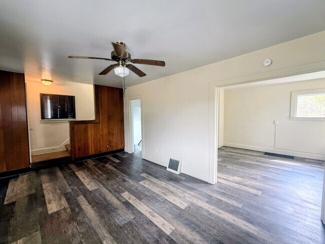 Building Photo - Three bedroom one bathroom home for rent