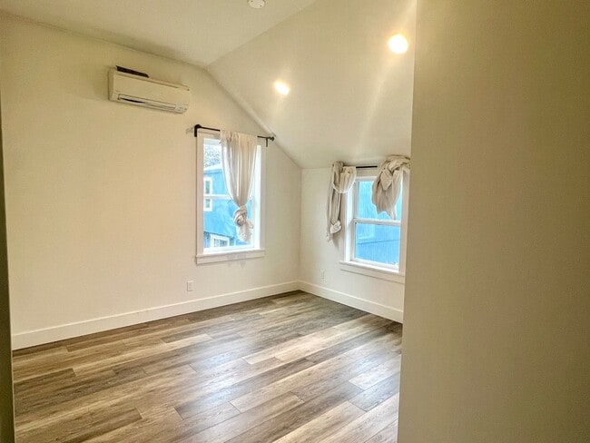 Building Photo - Sellwood Single Unit Building, 2nd Story A...