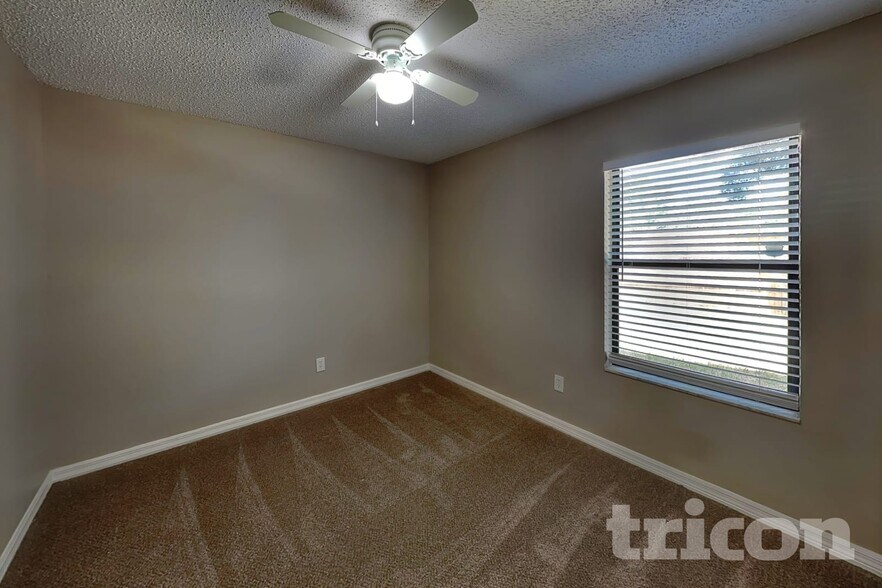 Building Photo - 947 Sandywood Dr