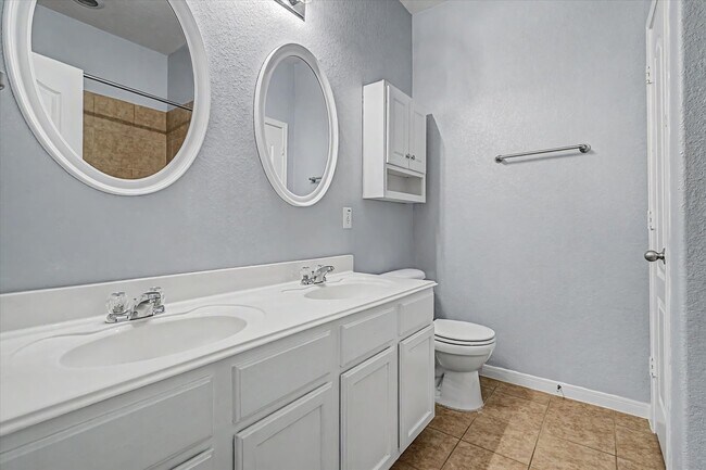 Building Photo - 630 W Newport Bend