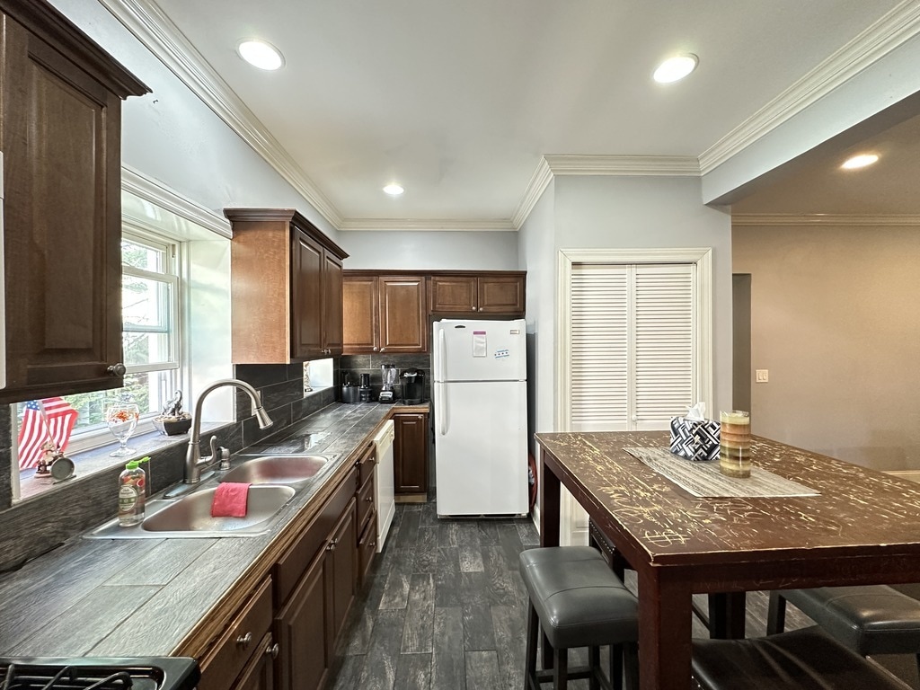 Building Photo - 6424 N Magnolia Ave