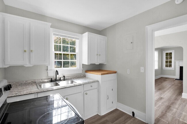 Building Photo - 216 Hawthrone