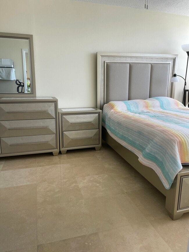 Building Photo - 1237 Hillsboro Mile