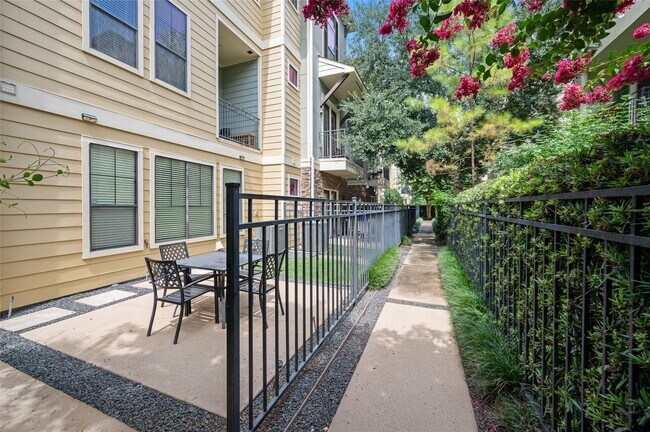 Building Photo - 1114 W 25th St