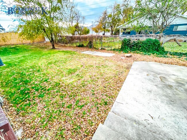 Building Photo - Charming Brick Rambler