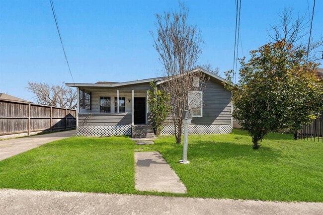 Building Photo - 214 N Hagerman St